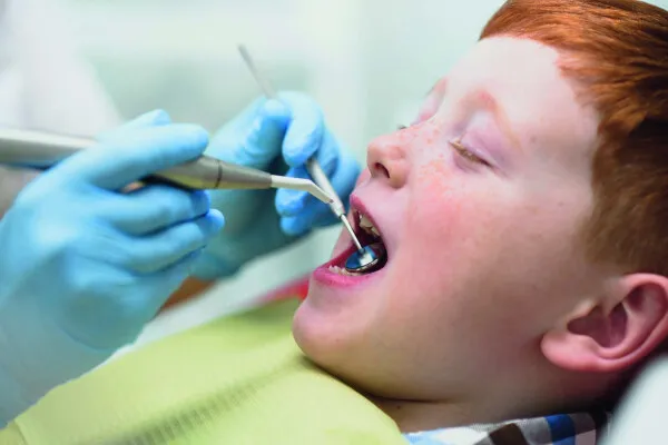 Extraction de dent temporaire et suivi orthodontique